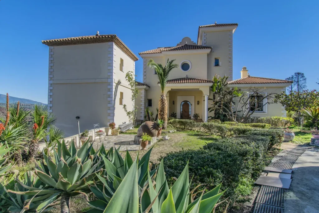 Exklusive Villa in Estepona mit atemberaubendem Blick