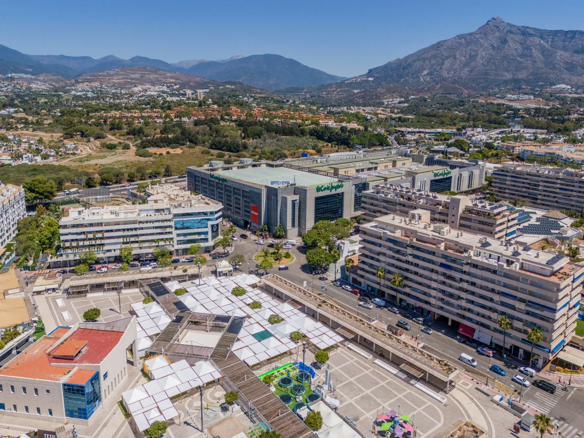 Elegante Eckwohnung im Herzen von Puerto Banús, Marbella