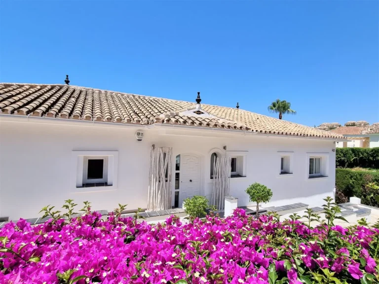 Elegante Villa in Marbella mit zeitgenössischem andalusischen Charme