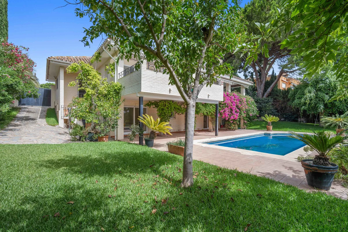 Exklusive Villa mit Panoramablick in Guadalmina Alta