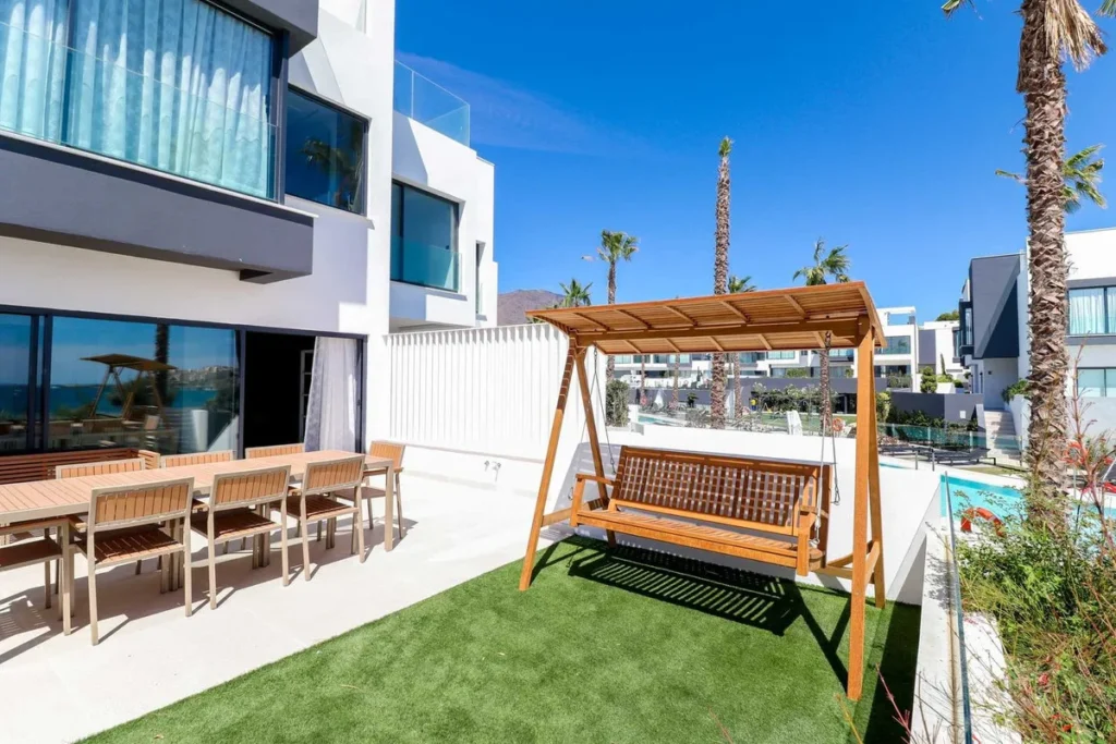 Exklusives Strandtownhouse in Guadalobón, Estepona mit Meerblick