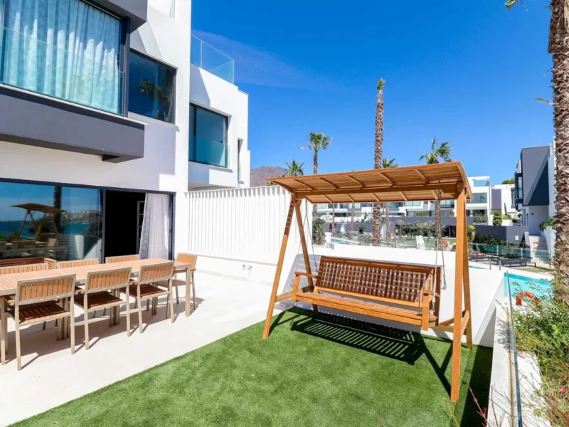 Exklusives Strandtownhouse in Guadalobón, Estepona mit Meerblick