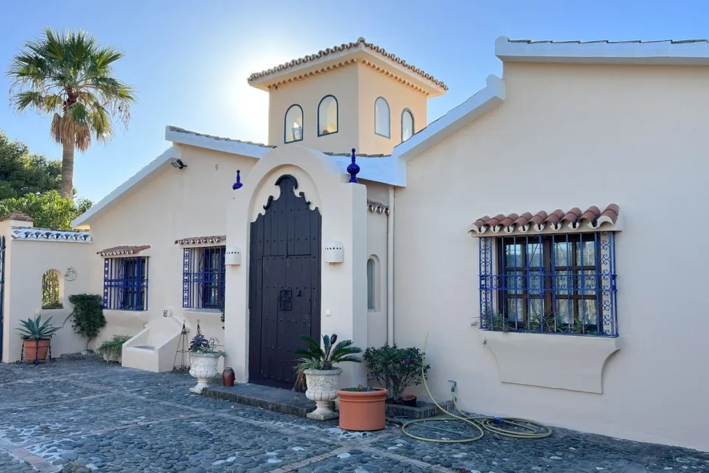 Elegante Villa mit atemberaubendem Blick in Estepona
