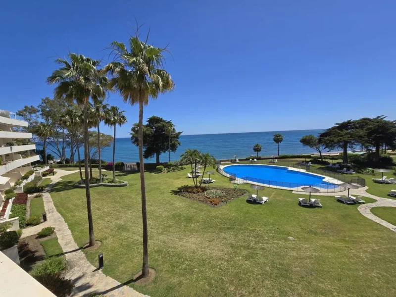 Elegante Wohnung in Estepona mit atemberaubendem Meerblick