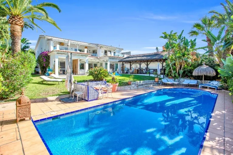 Elegante Villa in Marbella mit Meerblick und privatem Garten