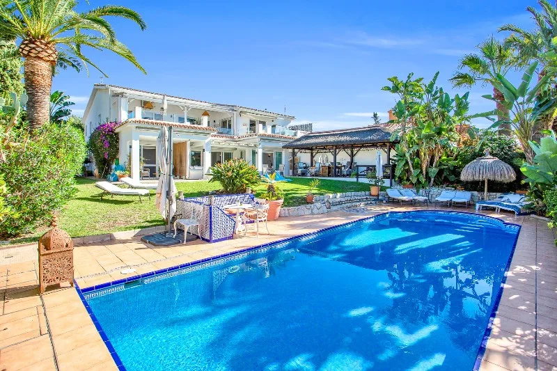 Elegante Villa in Marbella mit Meerblick und privatem Garten