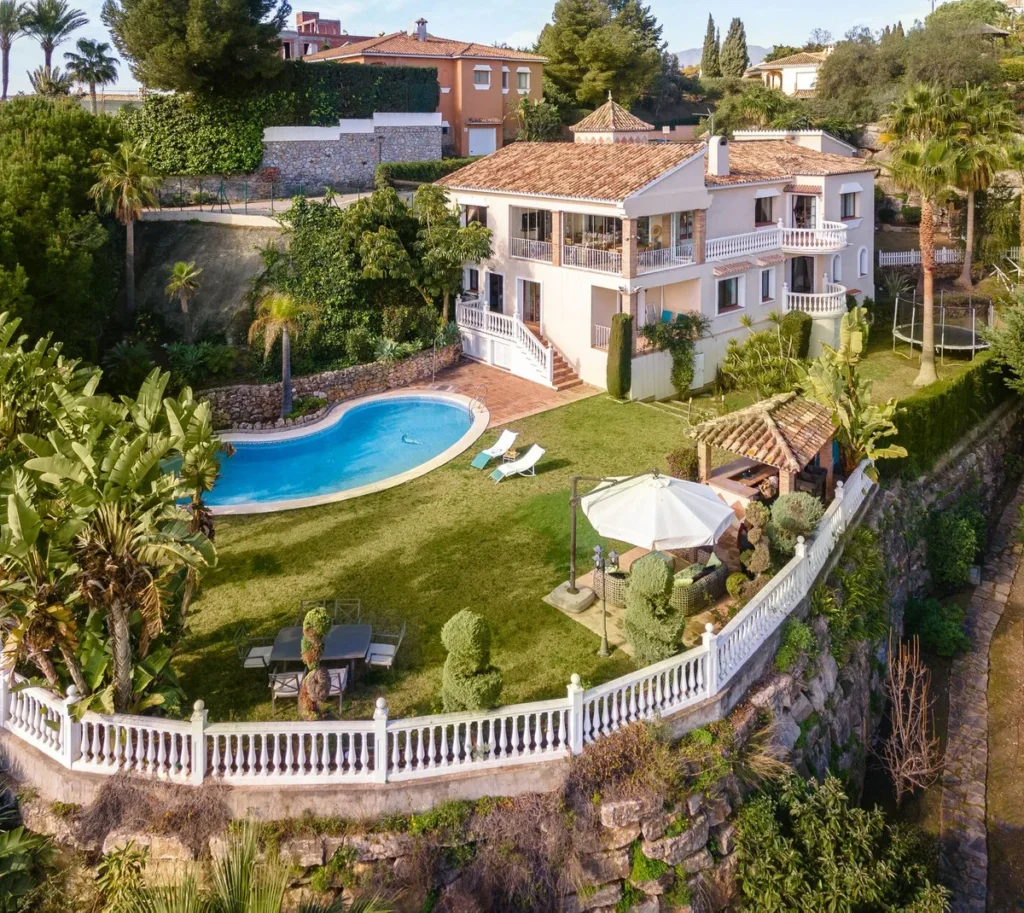 Elegante Villa mit traumhaftem Garten in El Paraíso, Benahavís