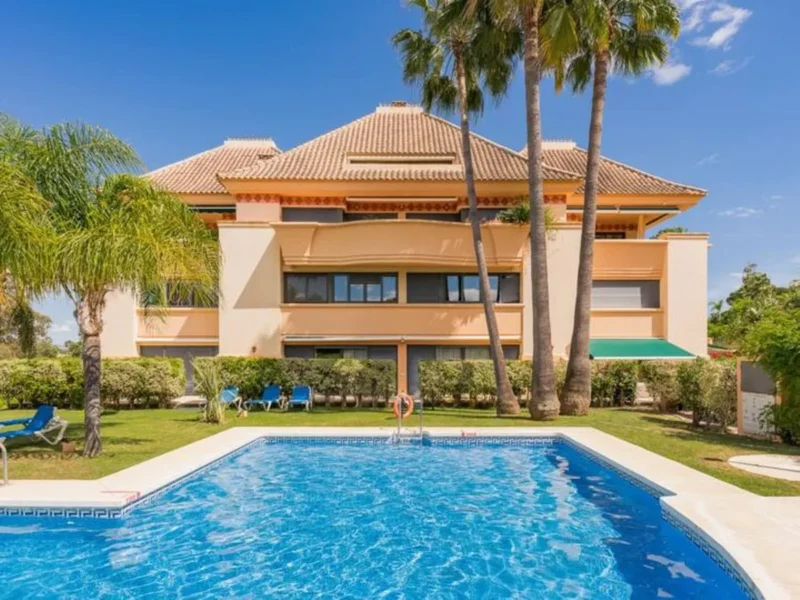 Elegante Villa mit Panoramablick in Nueva Andalucía