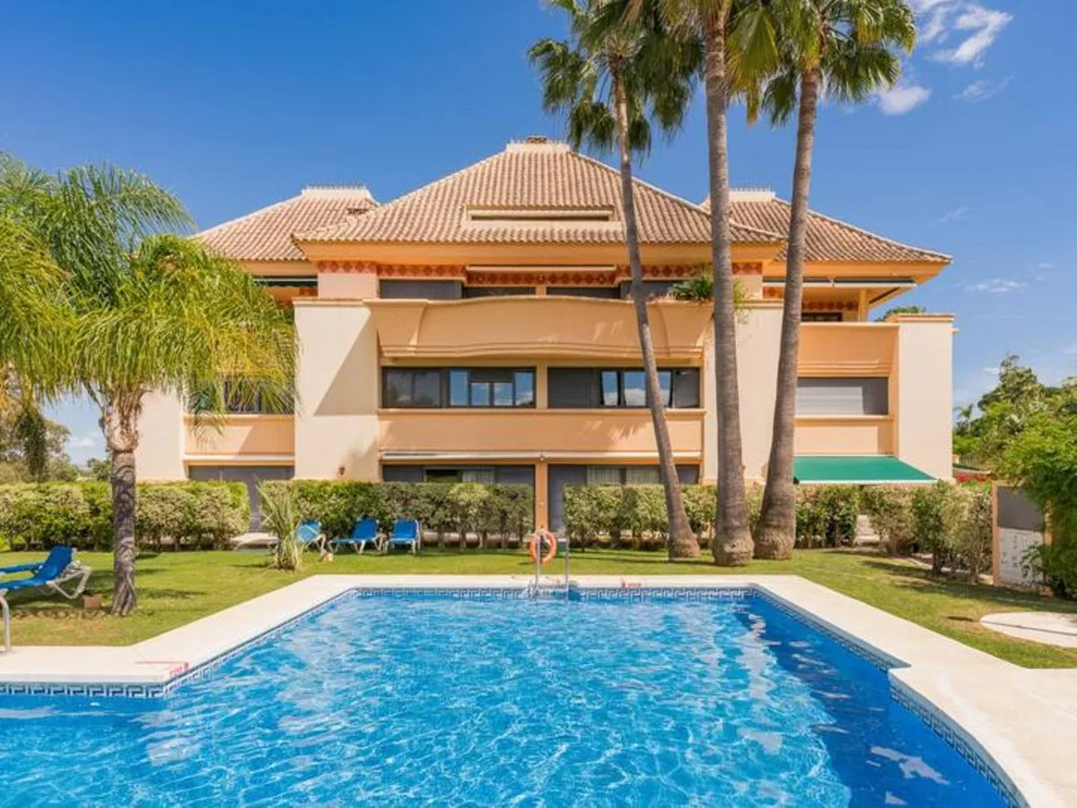 Elegante Villa mit Panoramablick in Nueva Andalucía