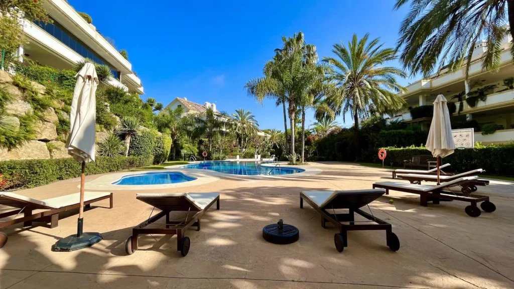 Elegantes Erdgeschossapartment in Lomas del Rey, Costa del Sol
