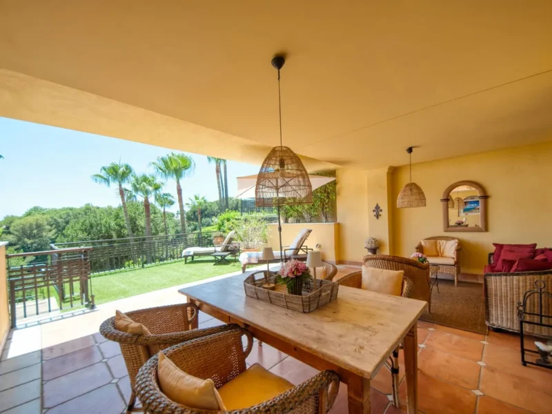 Elegantes Erdgeschoss-Apartment mit Panoramablick in Marbella