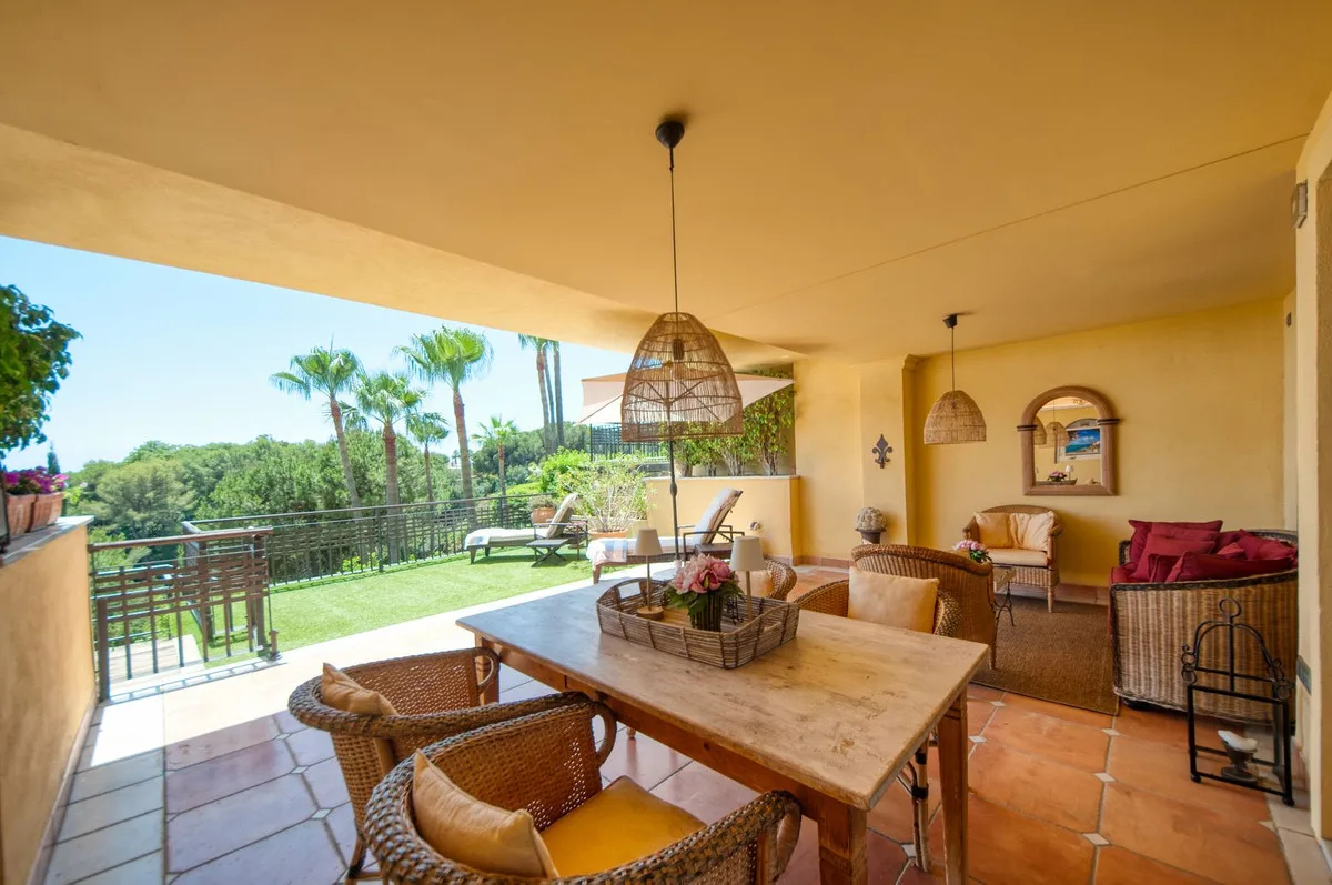 Elegantes Erdgeschoss-Apartment mit Panoramablick in Marbella