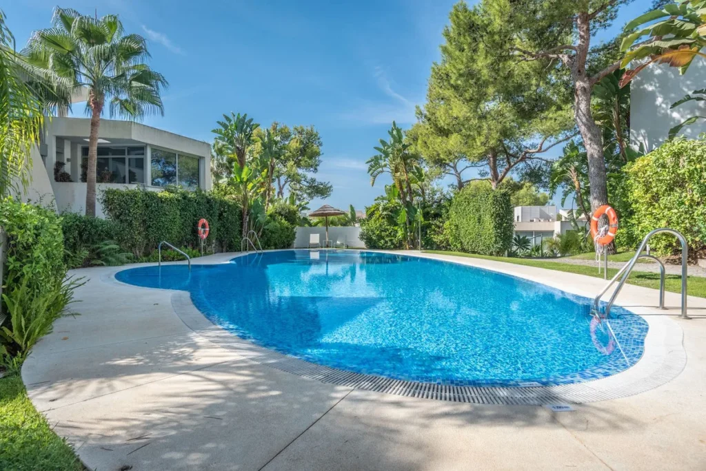 Elegante Stadtvilla in Marbella: Luxus an der Costa del Sol