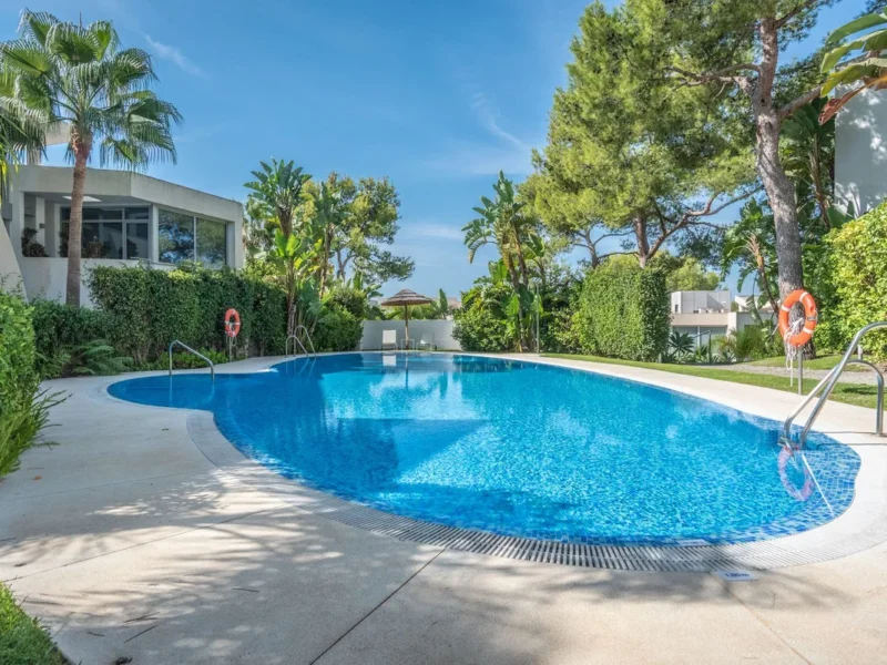 Elegante Stadtvilla in Marbella: Luxus an der Costa del Sol