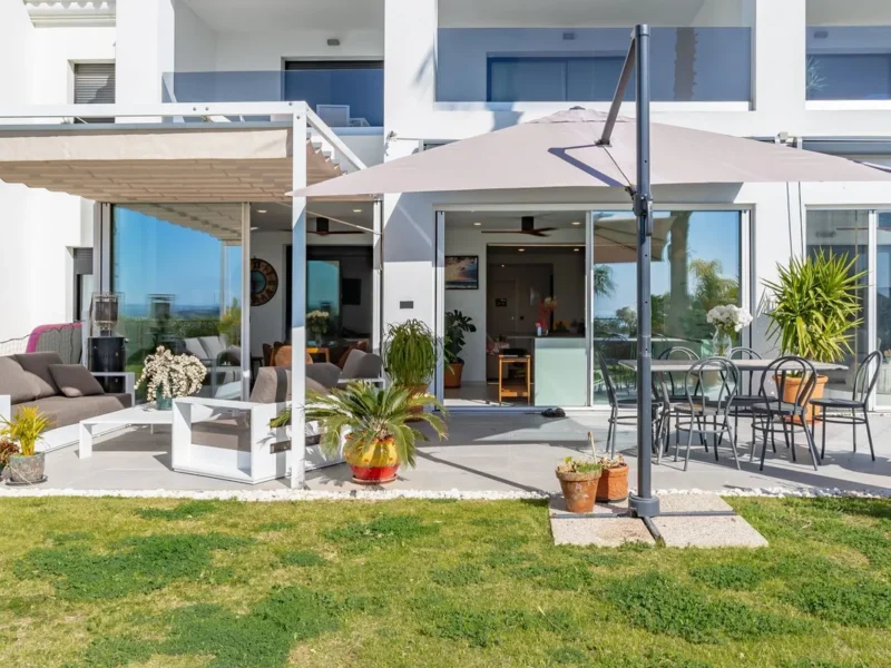 Exklusive Erdgeschosswohnung mit Meerblick in Estepona