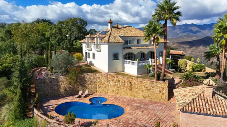 Elegante Villa in La Mairena: Ihr Traumhaus an der Costa del Sol