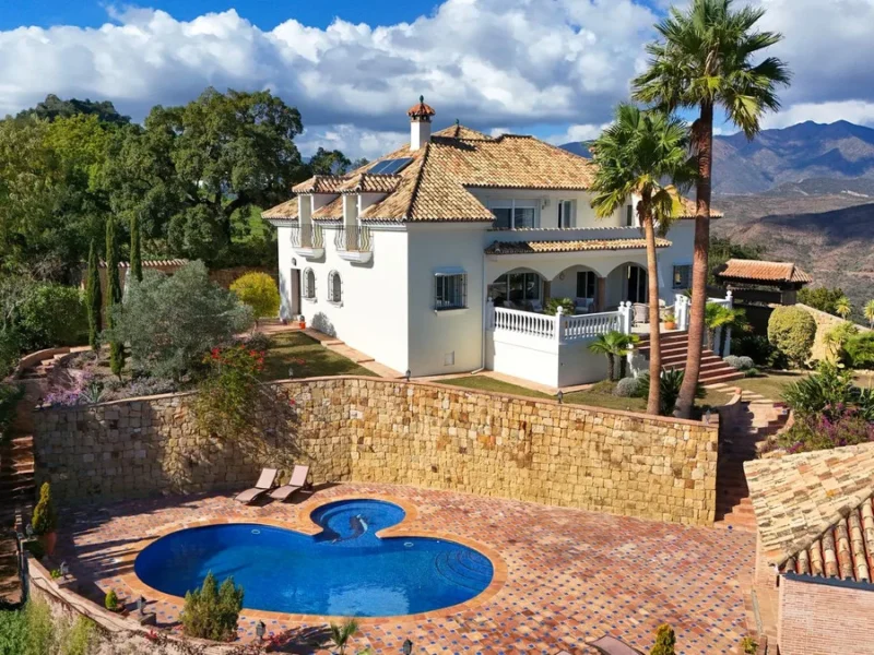 Elegante Villa in La Mairena: Ihr Traumhaus an der Costa del Sol