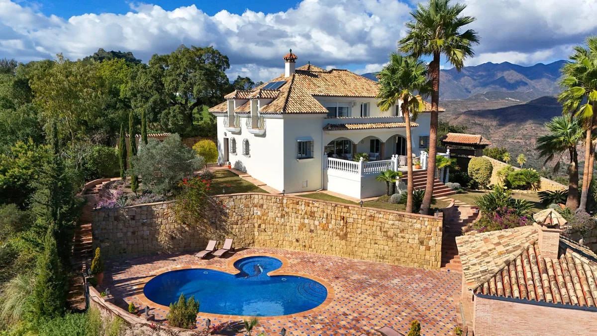 Elegante Villa in La Mairena: Ihr Traumhaus an der Costa del Sol
