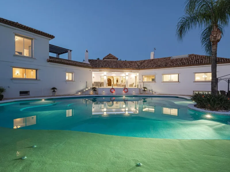 Elegante Villa in El Paraiso: Exklusives Wohnen an der Costa del Sol