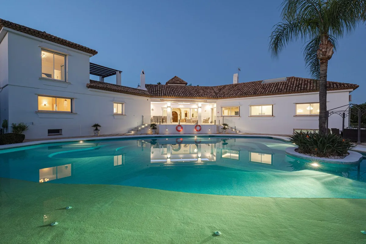 Elegante Villa in El Paraiso: Exklusives Wohnen an der Costa del Sol