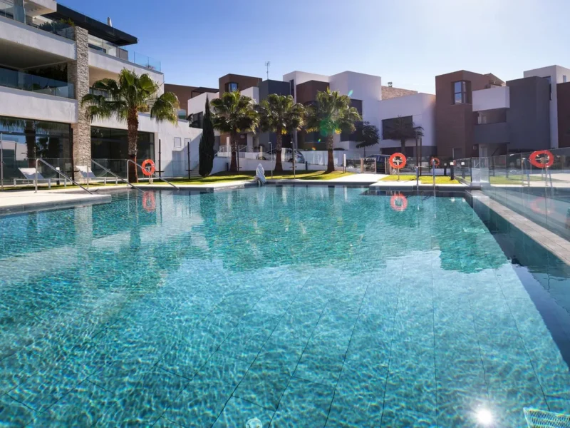 Elegantes Apartment in Artola Alta, Costa del Sol mit Garten