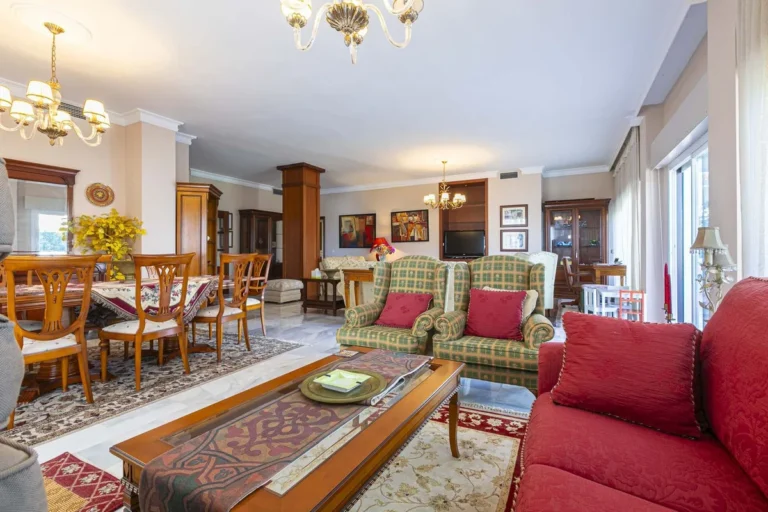 Elegante Wohnung mit Panoramablick in Nueva Andalucía