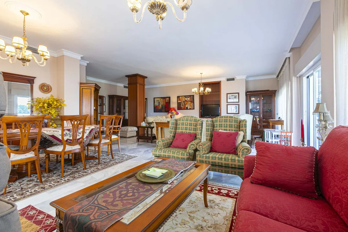 Elegante Wohnung mit Panoramablick in Nueva Andalucía
