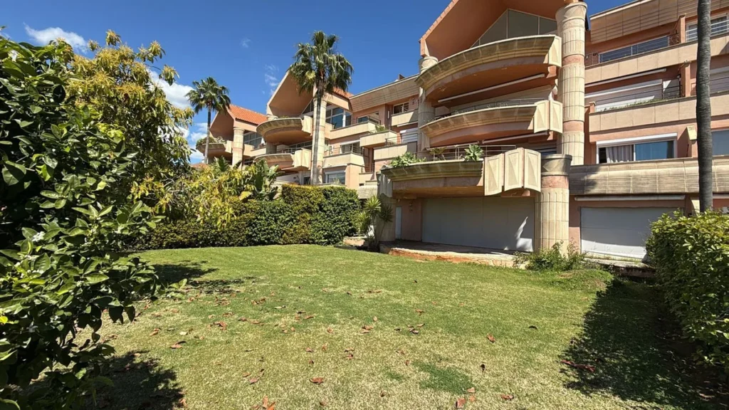 Luxuriöses Apartment mit Garten und Meerblick in Marbella