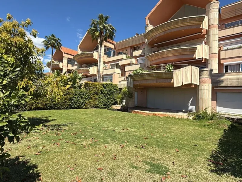 Luxuriöses Apartment mit Garten und Meerblick in Marbella