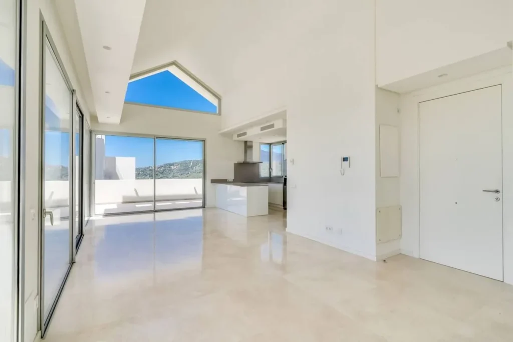 Luxuriöse Wohnung in Marbella Club Hills mit Meerblick