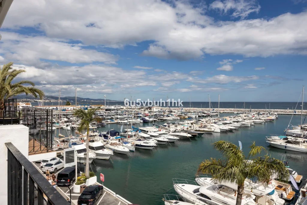 Luxuriöses Duplex-Penthouse mit Yachthafenblick in Puerto Banús