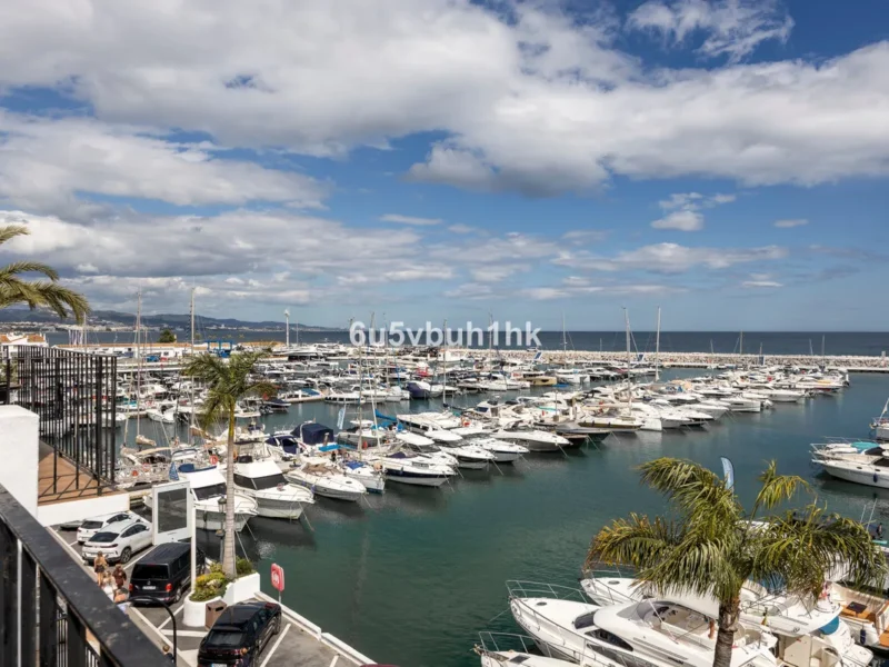 Luxuriöses Duplex-Penthouse mit Yachthafenblick in Puerto Banús