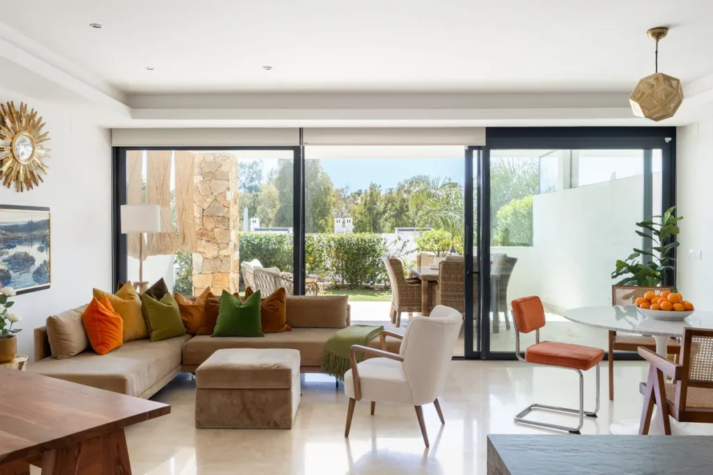 Elegantes Stadthaus in Marbella mit atemberaubendem Meerblick
