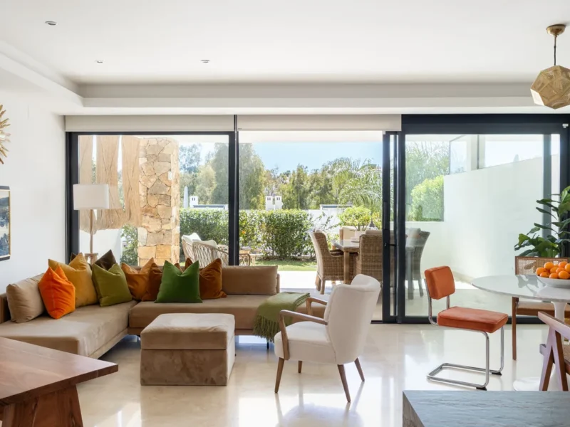 Elegantes Stadthaus in Marbella mit atemberaubendem Meerblick