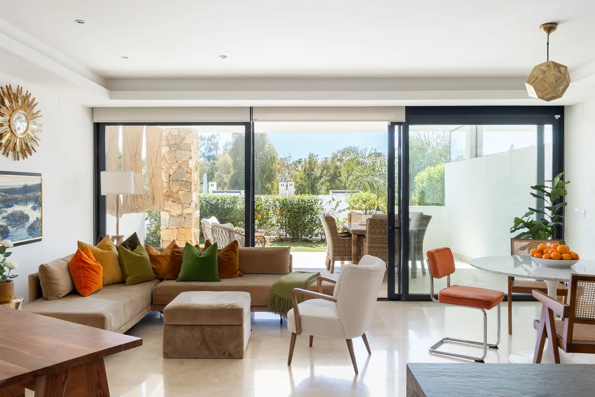 Elegantes Stadthaus in Marbella mit atemberaubendem Meerblick