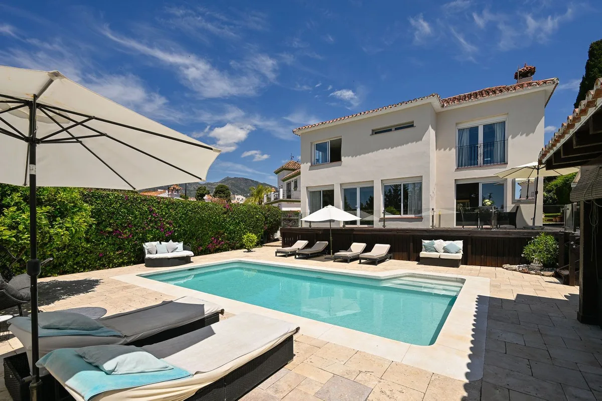 Elegante Villa in Río Real, Marbella an der Costa del Sol