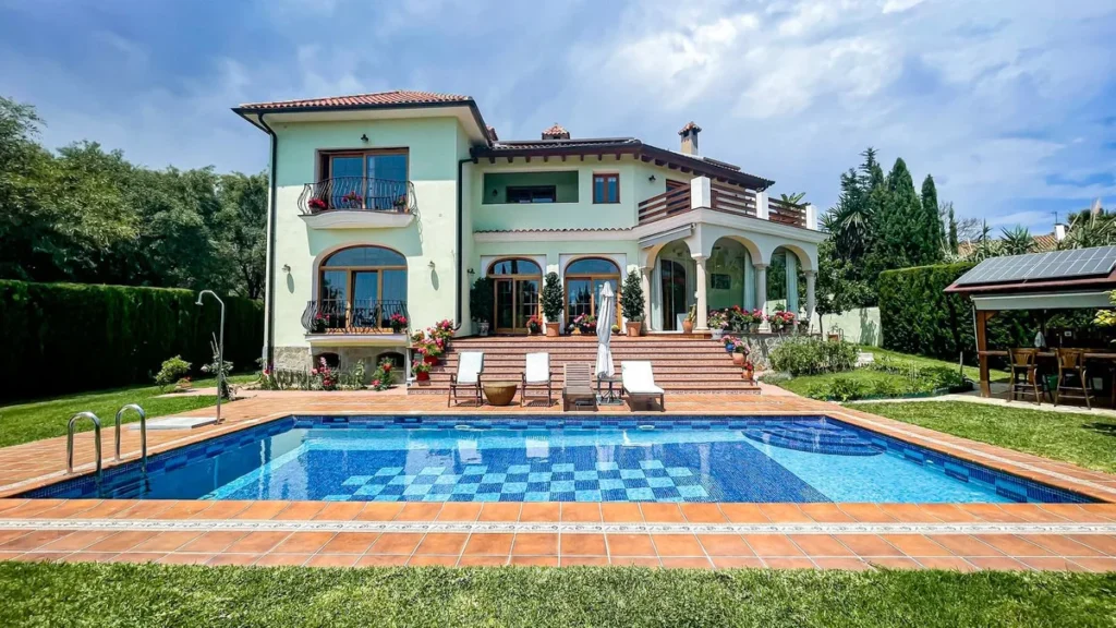 Elegante mediterrane Villa mit Meerblick in El Rosario, Marbella