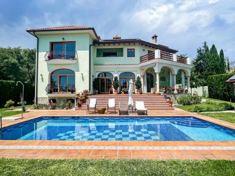 Elegante mediterrane Villa mit Meerblick in El Rosario, Marbella