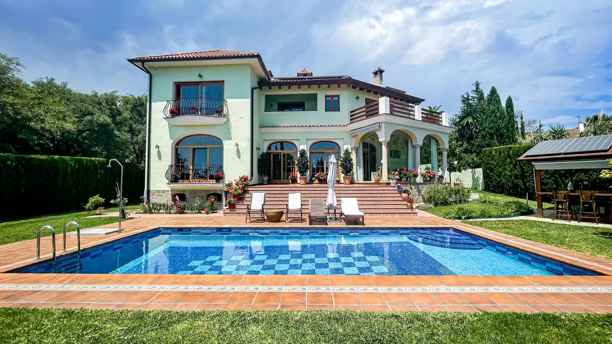 Elegante mediterrane Villa mit Meerblick in El Rosario, Marbella