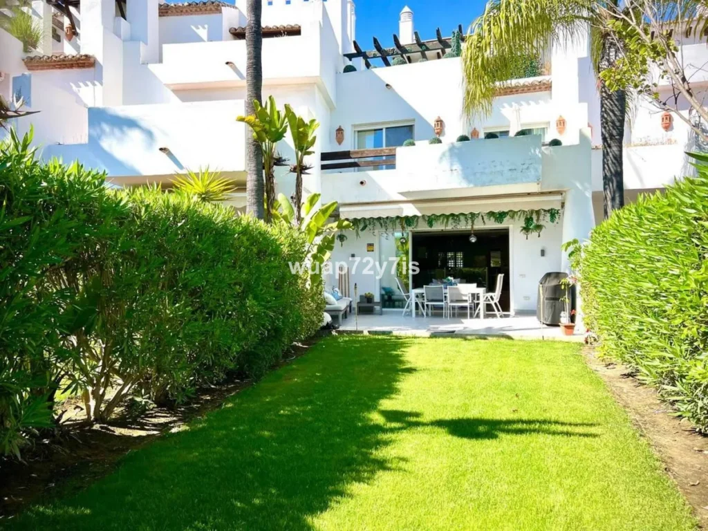 Elegantes Stadthaus in Estepona – Nähe Strand und Golfplätze