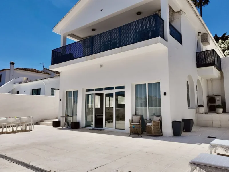 Helle Villa im Zentrum von Nueva Andalucía, Marbella