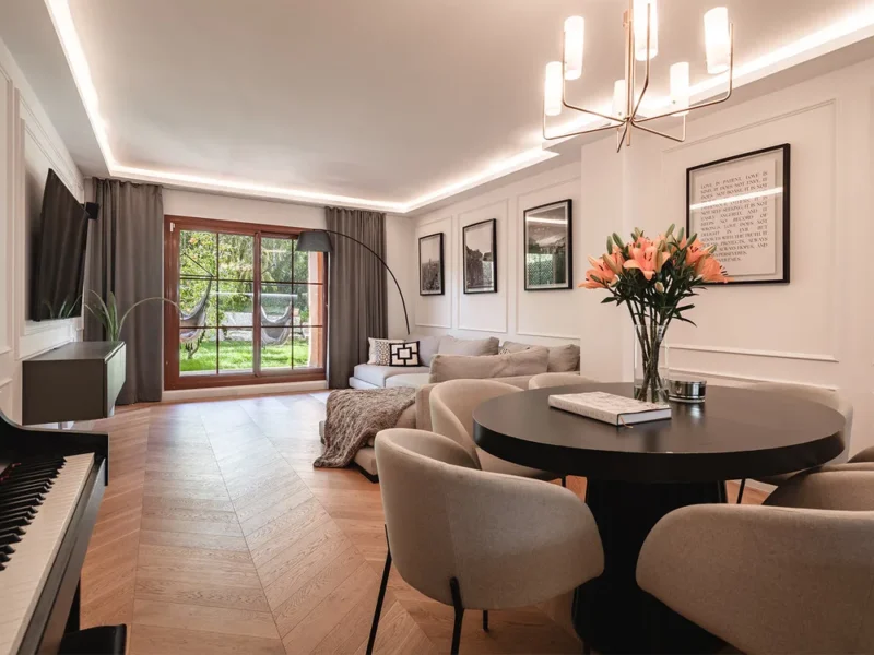 Renovierte Gartenwohnung in Benahavís: Elegant und zentral gelegen