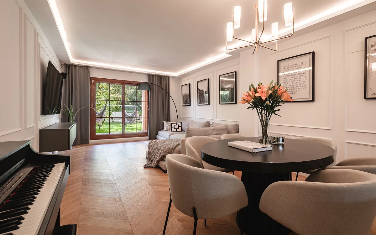 Renovierte Gartenwohnung in Benahavís: Elegant und zentral gelegen