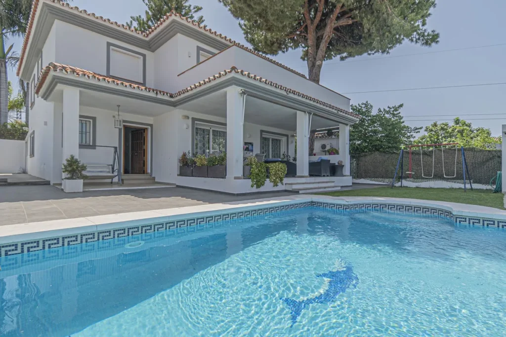 Elegante Villa in San Pedro de Alcántara mit traumhaftem Garten