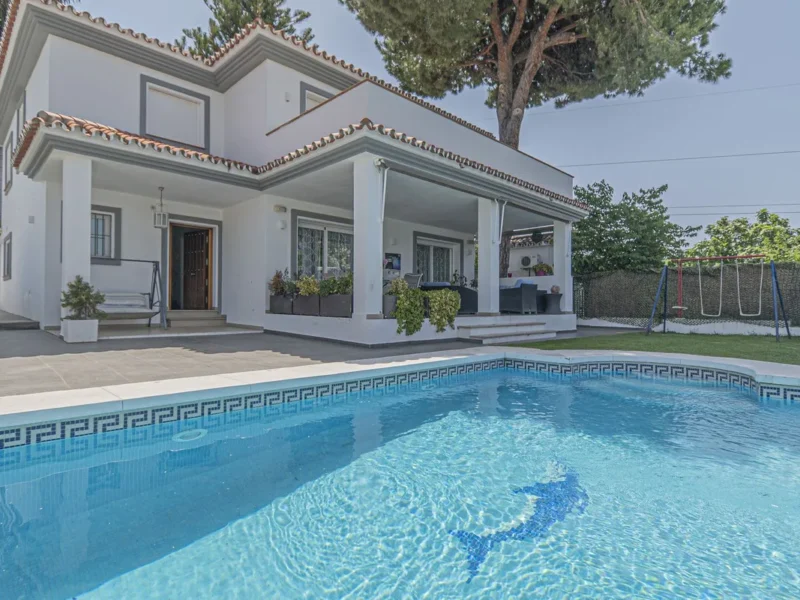 Elegante Villa in San Pedro de Alcántara mit traumhaftem Garten