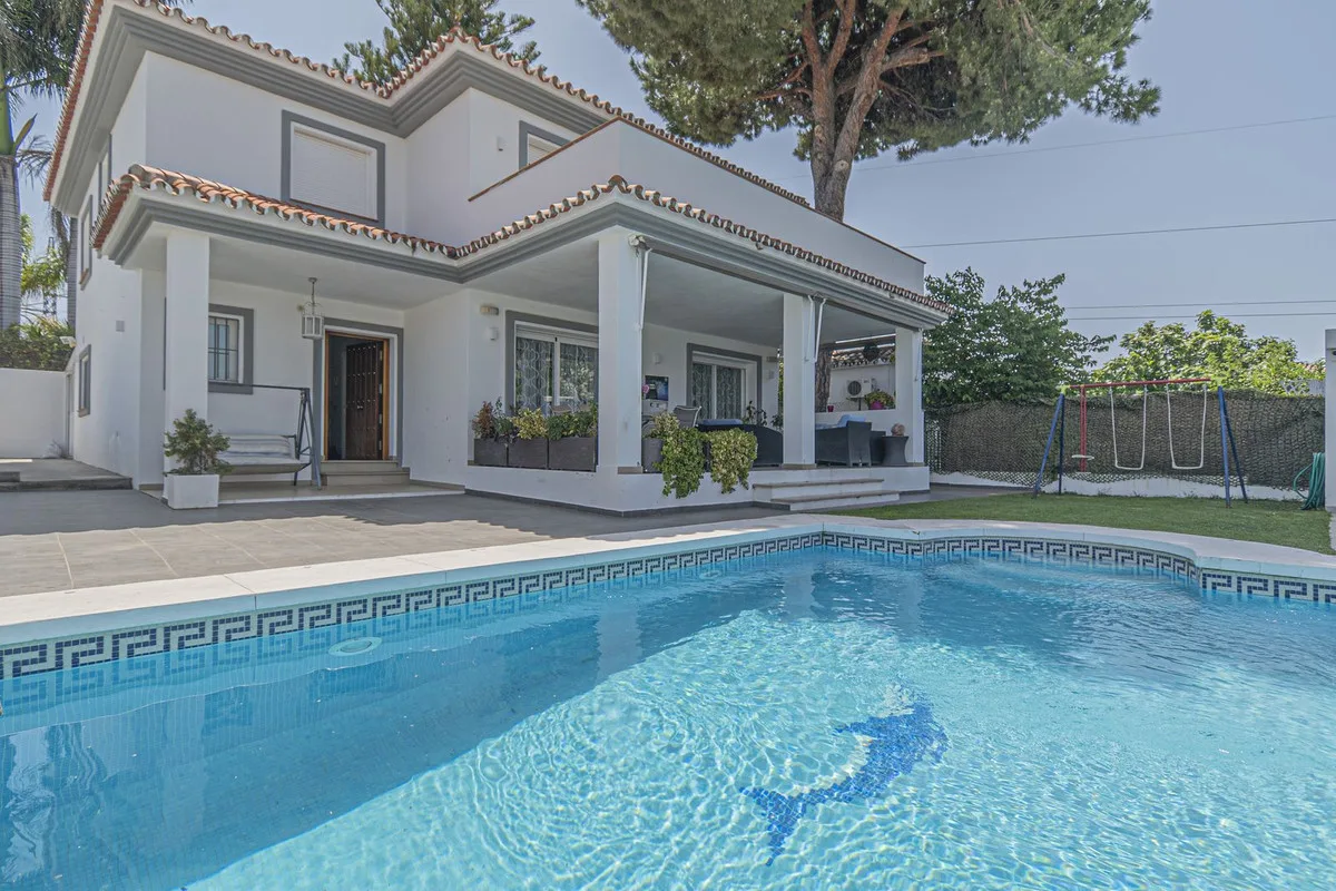 Elegante Villa in San Pedro de Alcántara mit traumhaftem Garten