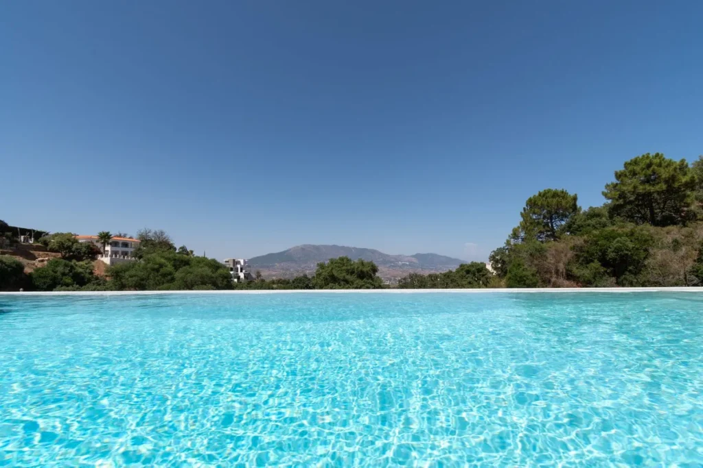 Moderne Villa mit traumhaften Ausblicken in La Mairena, Costa del Sol