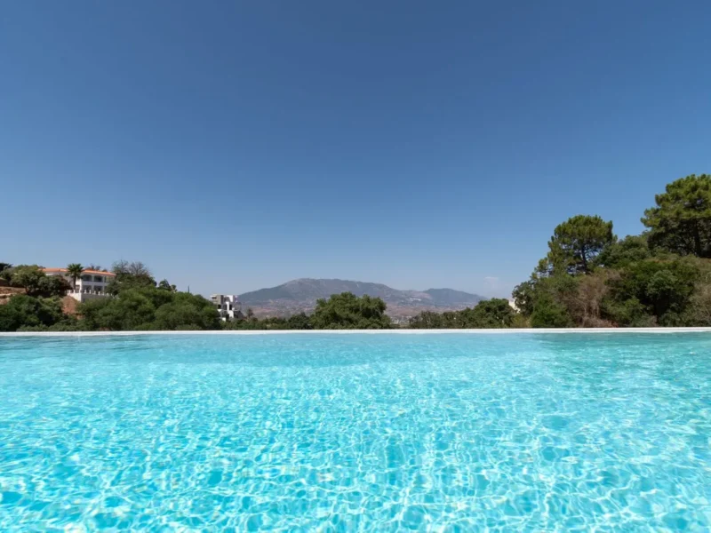 Moderne Villa mit traumhaften Ausblicken in La Mairena, Costa del Sol