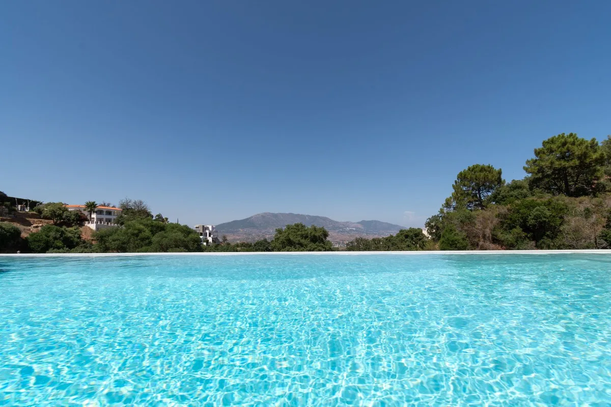 Moderne Villa mit traumhaften Ausblicken in La Mairena, Costa del Sol