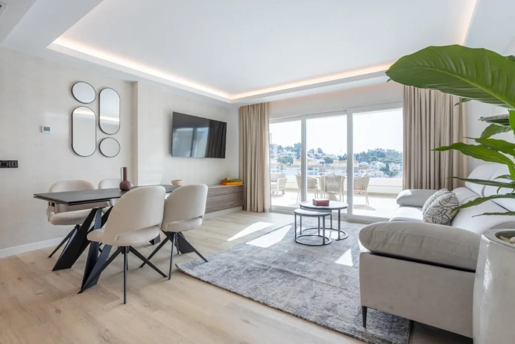 Helles Apartment mit Terrasse und Dachpool in La Campana
